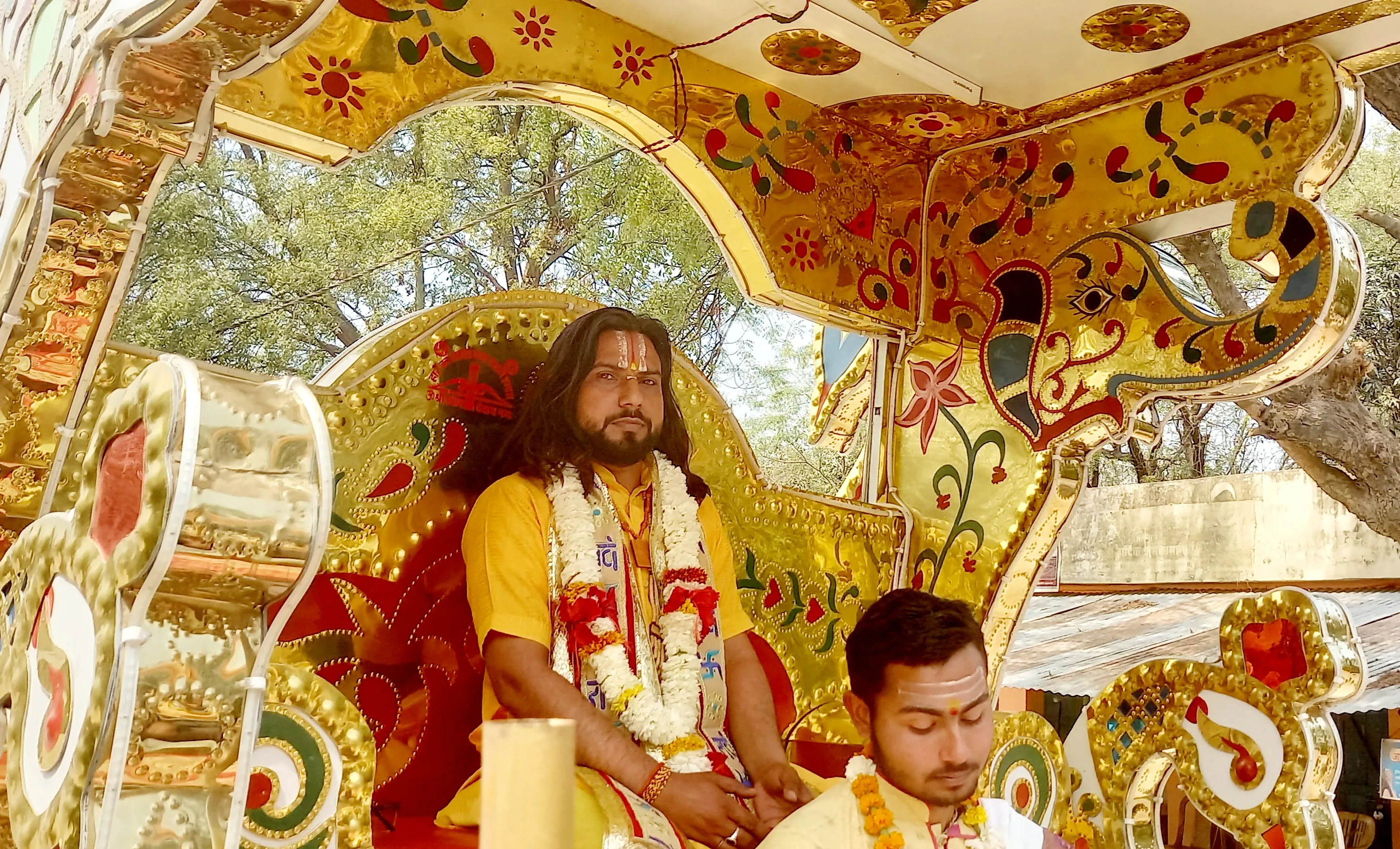 कालिकन धाम के गणेश देवतन पर शुरू हो रही भागवत कथा से पहले निकाली गई भव्य कलशयात्रा