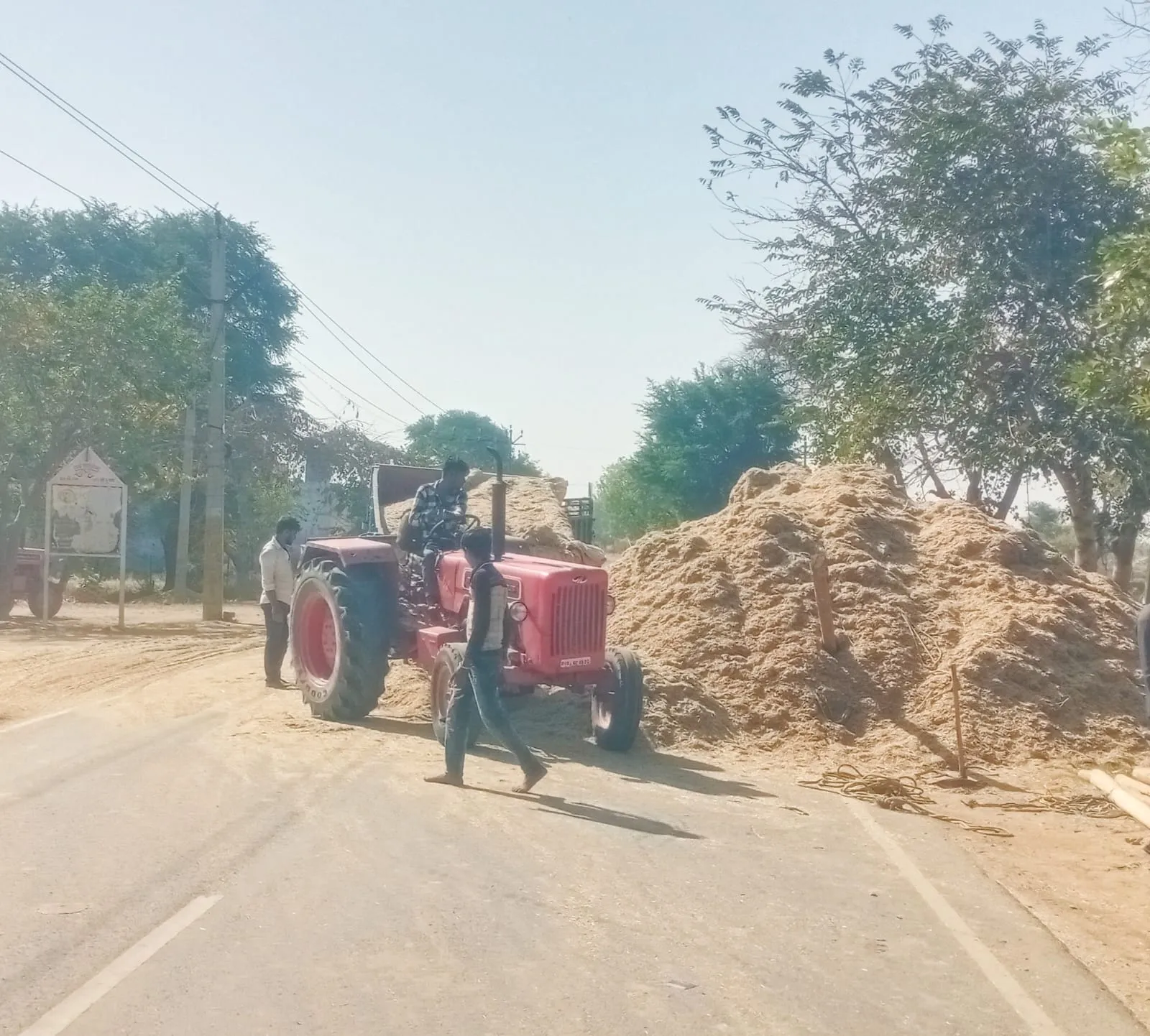 ईंट भट्टों पर जा रही तूरी, सड़क पर मौत बन कर दौड़ रहे ट्रैक्टर