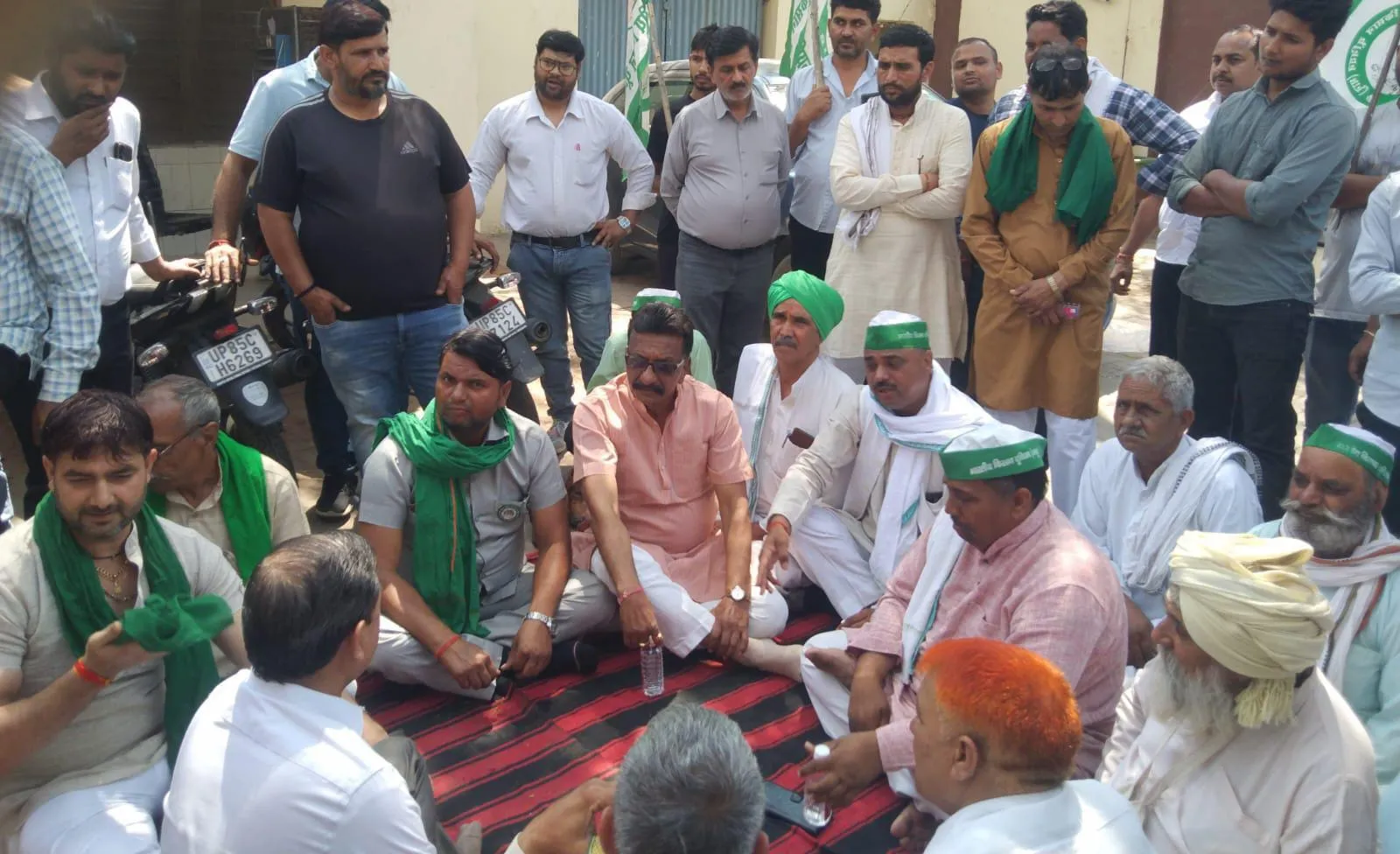  किसानों ने दिया लोक निर्माण विभाग कार्यालय पर धरना