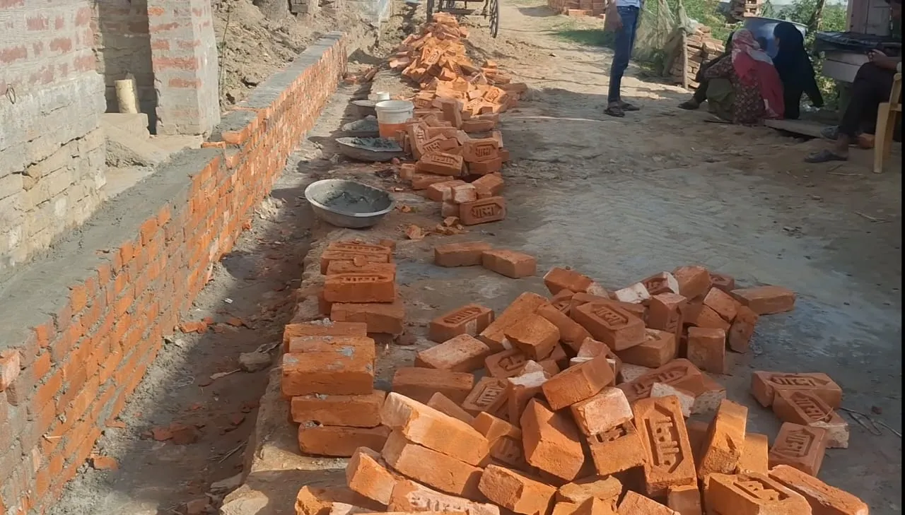 पीले ईंट व घटिया सामग्री का इस्तेमाल नाली निर्माण मे प्रधान भ्रष्टाचार करके जेब भर रहे।