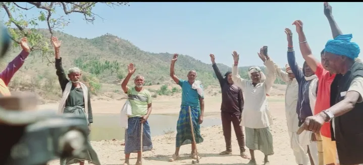 कोन वन रेंज में माफियाओं का कहर, लोगों ने किया वन विभाग के खिलाफ जोरदार प्रदर्शन, किया कार्रवाई की मांग