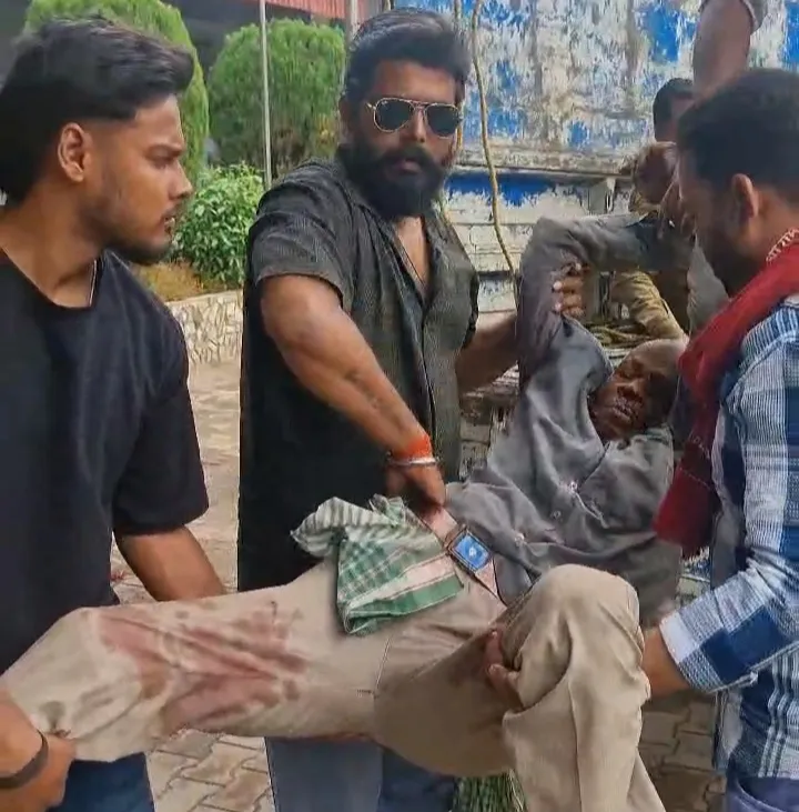 सोनभद्र वाराणसी-शक्तिनगर मार्ग पर पिपरी क्षेत्र के वन देवी मंदिर के पास सरकारी बस और ट्रक के बीच आमने-सामने हुई टक्कर