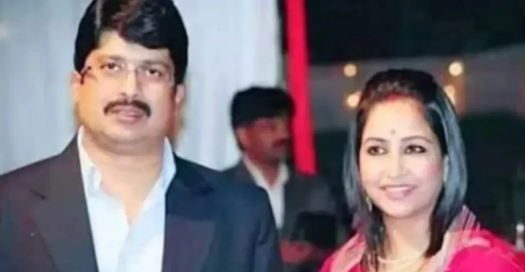 रघुराज प्रताप सिंह उर्फ राजा भैया के विरुद्ध  पत्नी की शिकायत पर एफआईआर।