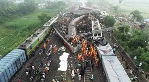 पांच सालों में 200 रेल हादसे, 351 लोग की मौत, पूरी तरह से नाकाम रहे रेल मंत्री।