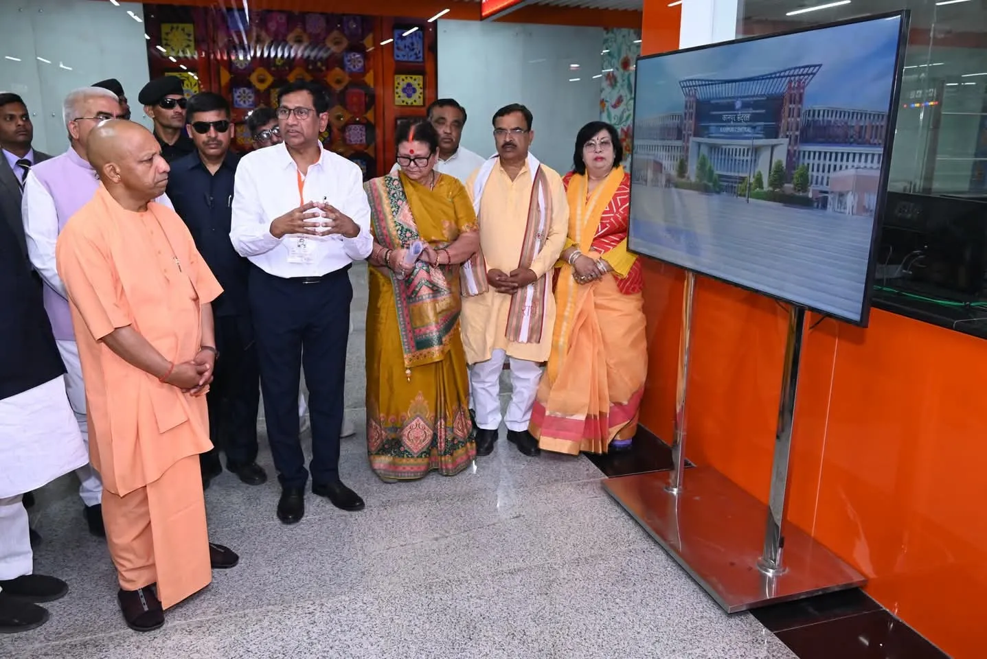 मुख्यमंत्री ने कानपुर में चुन्नीगंज मेट्रो स्टेशन व कन्वेंशन सेंटर देखा 