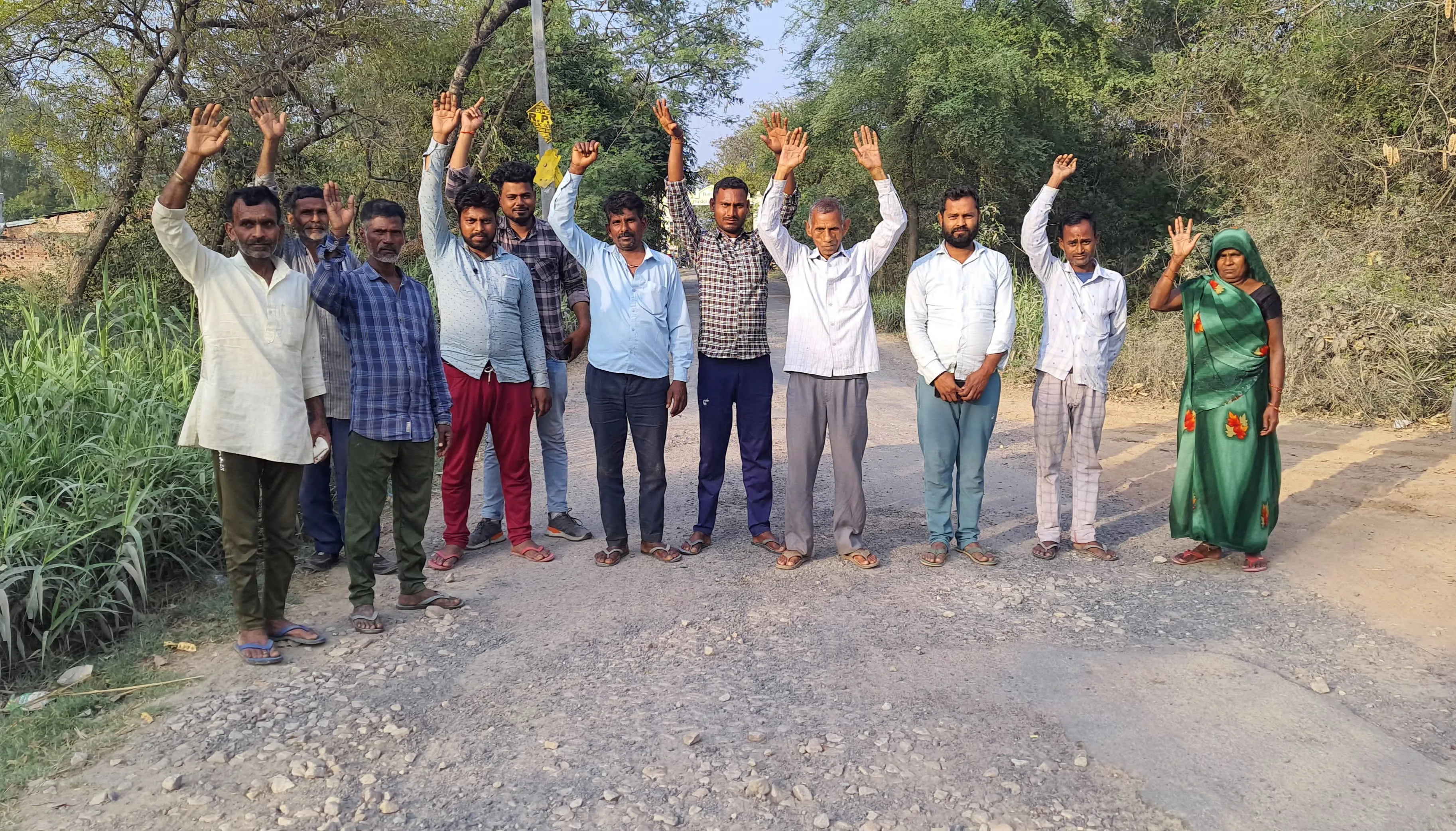 गड्ढों में तब्दील ओसाह-गूढ़ा सम्पर्क मार्ग को लेकर फूटा ग्रामीणों का गुस्सा