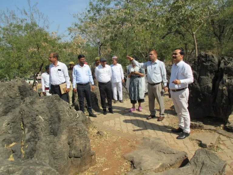 आयुक्त विंध्याचल मण्डल मीरजापुर द्वारा सलखन फासिल्स पार्क का किया गया निरीक्षण