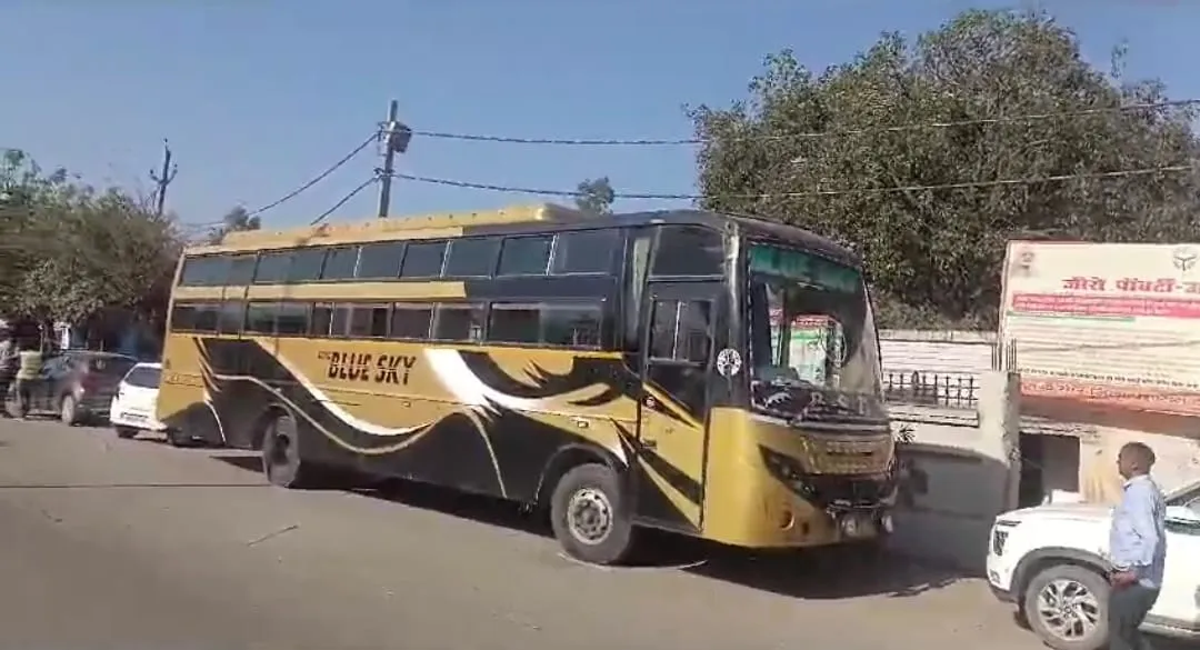 पुलिस ने अवैध रूप से संचालित डबल डेकर बस को किया सीज 