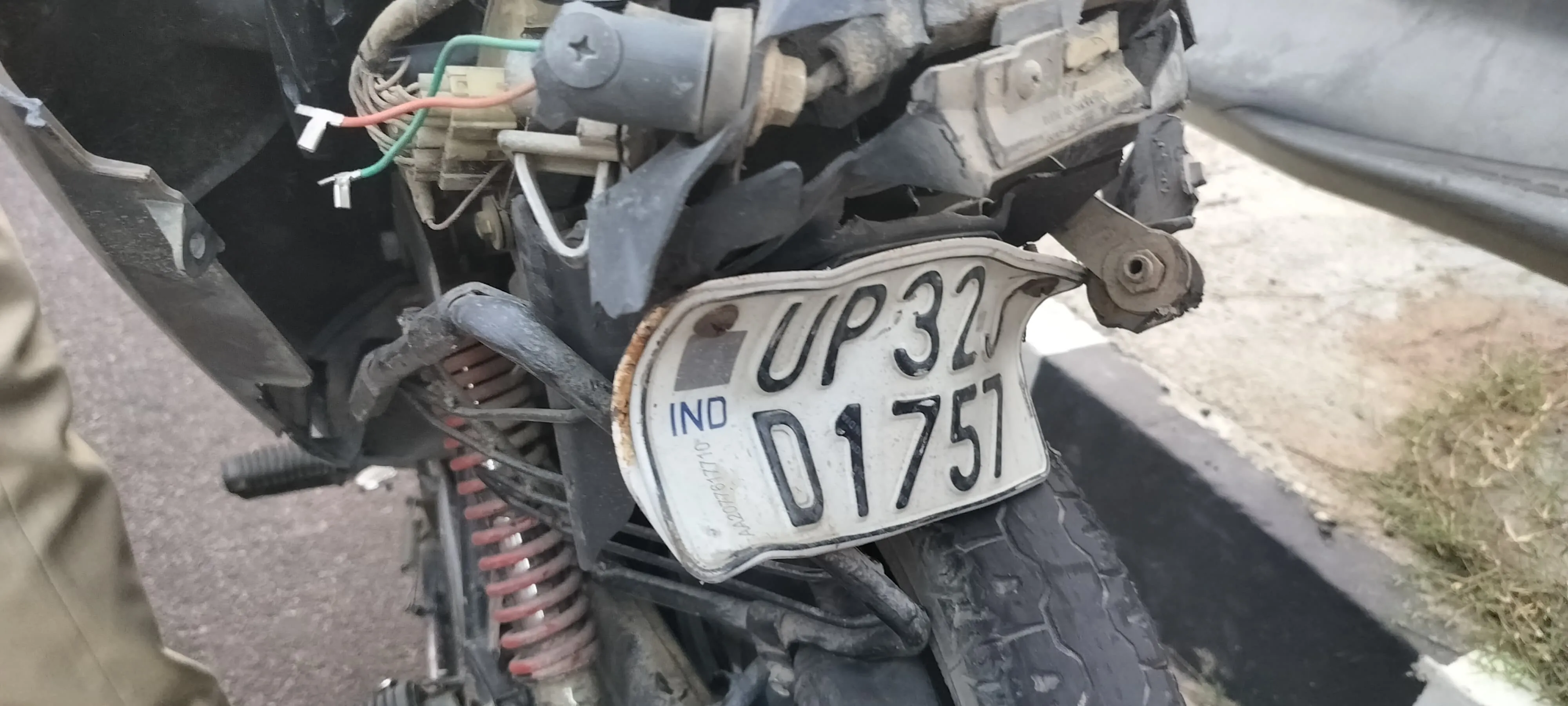 अयोध्या-रायबरेली हाइवे पर थार गाड़ी ने बाइक सवार को पीछे से मारी टक्कर हालत गंभीर, मेडिकल कॉलेज रेफर