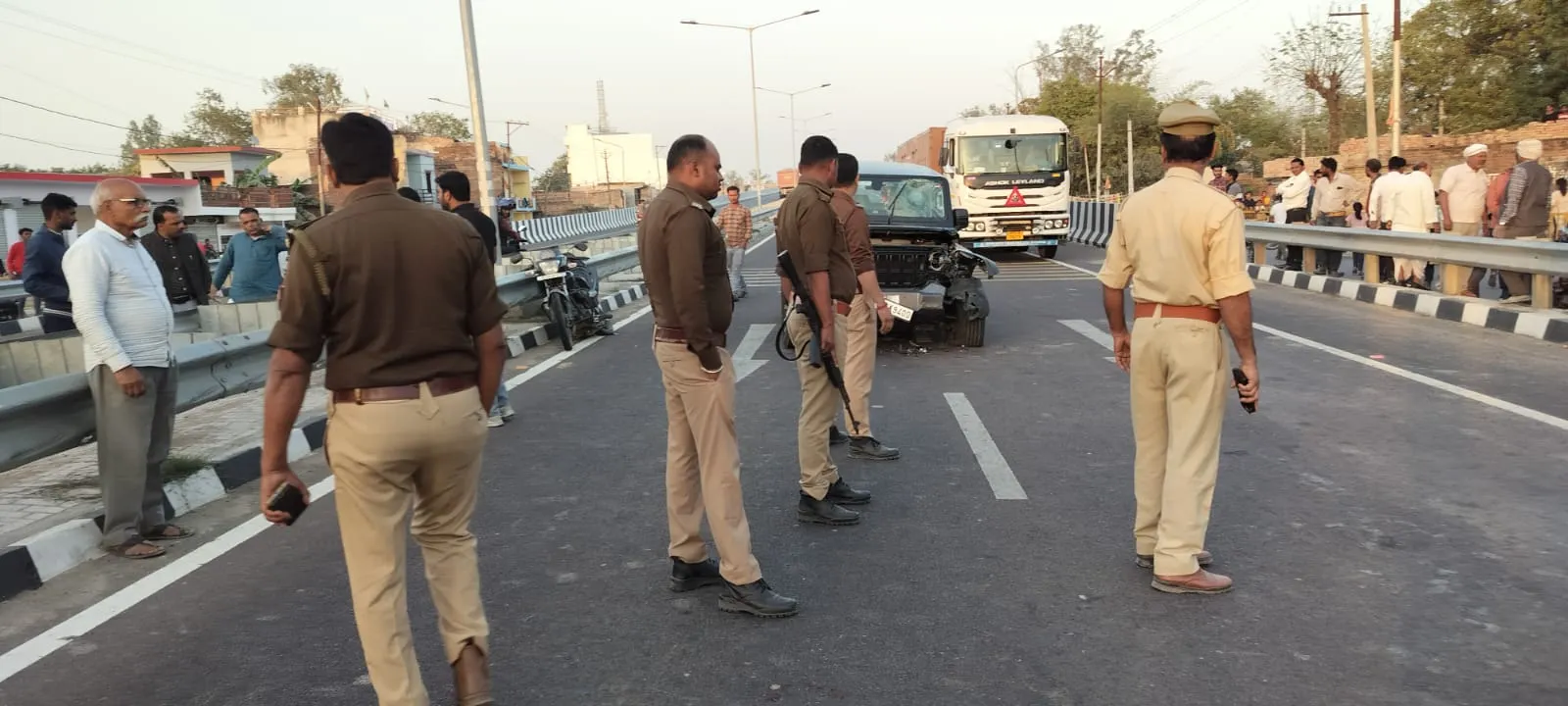 अयोध्या-रायबरेली हाइवे पर थार गाड़ी ने बाइक सवार को पीछे से मारी टक्कर हालत गंभीर, मेडिकल कॉलेज रेफर