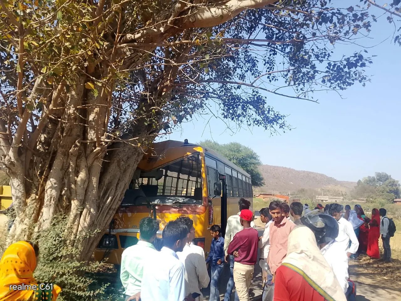 अनियंत्रित होकर पीपल के पेड़  से टकराई स्कूली बस।