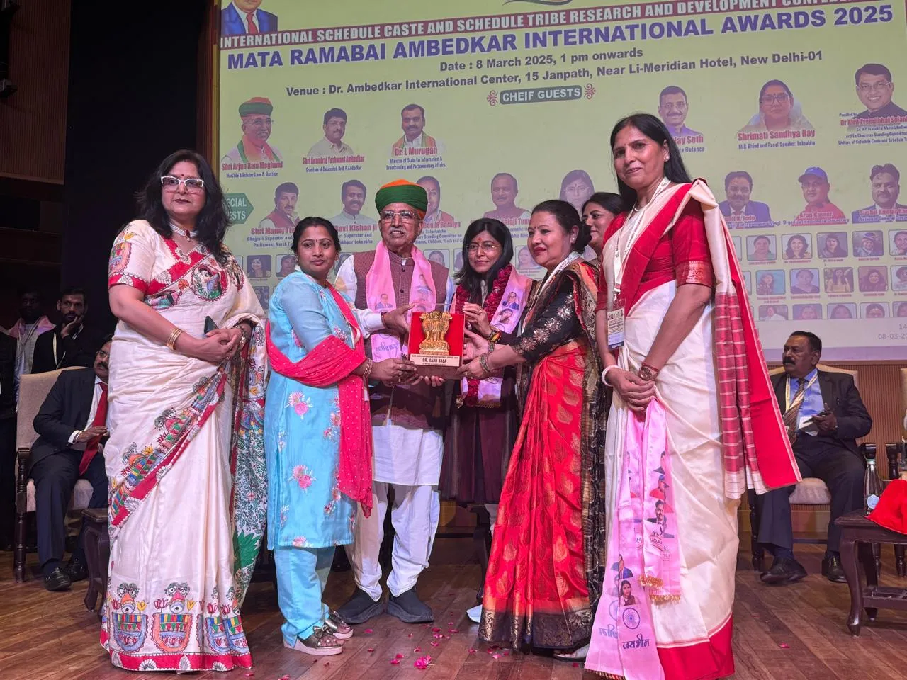 पूर्व सांसद डॉ० अंजू बाला को भारत के राष्ट्रीय चिन्ह अशोक स्तम्भ से किया गया सम्मानित