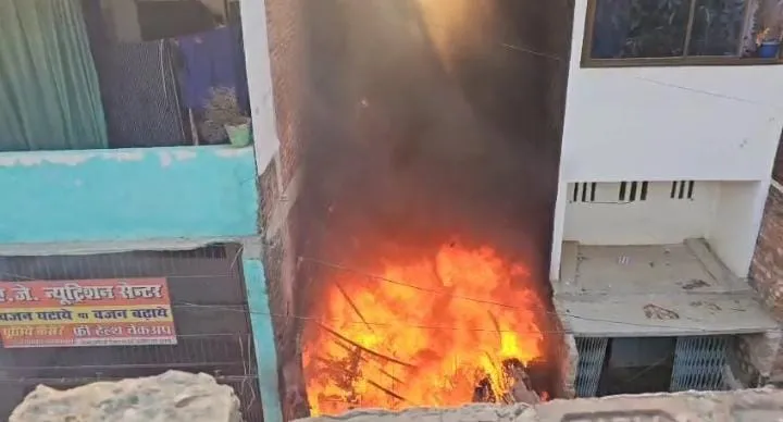 कबाड़ गोदाम में भीषण आग, फायर ब्रिगेड ने कड़ी मशक्कत के बाद पाया काबू 