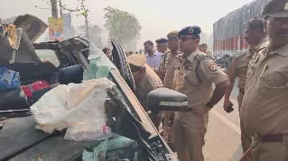 बस्ती कारकंटेनर में टक्कर कार दुर्घटना में 5 की मौत 3 घायल