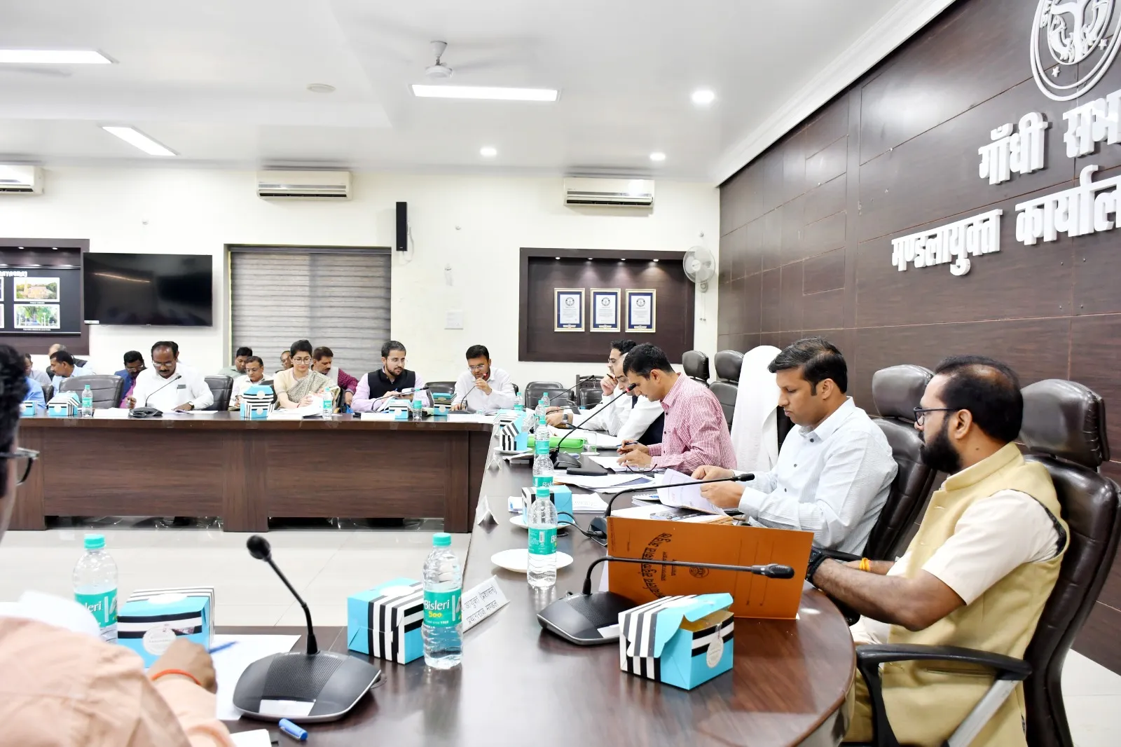 निर्वाचन आयोग ने चुनावी प्रक्रियाओं को और मजबूती के लिए राजनीतिक दलों के   नेताओं को बातचीत के लिए आमंत्रित किया