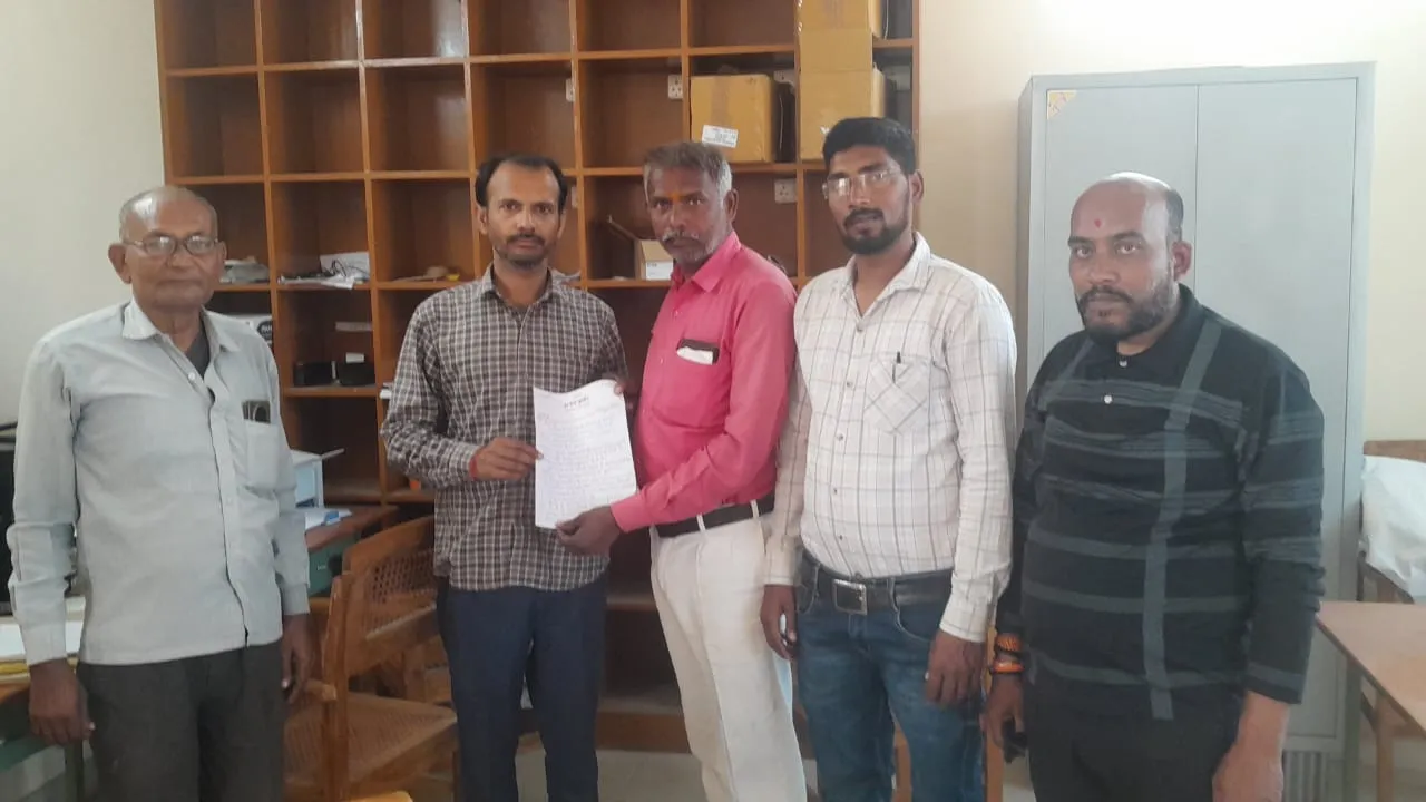 ग्रामीण क्षेत्रों में रोडवेज बस की मांग को लेकर सकिपा ने परिवहन निगम कार्यालय में प्रदर्शन कर सौंपा मांगपत्र