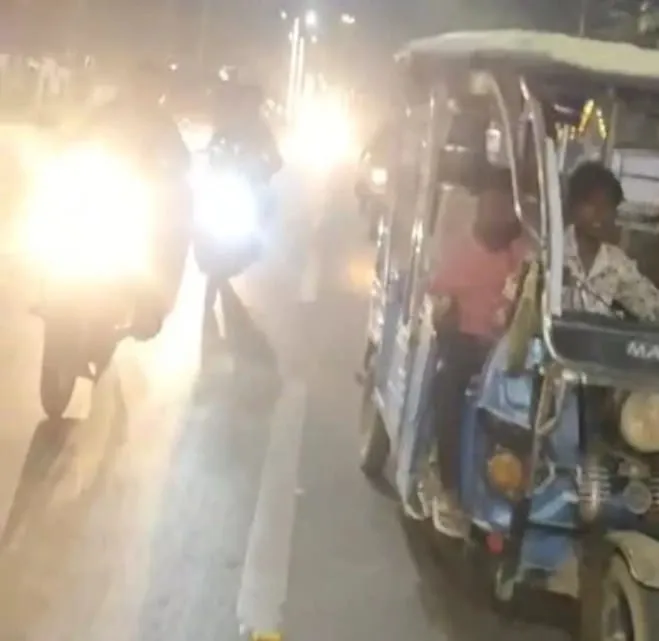 नैनी में नाबालिग लड़का ई-रिक्शा से ढो रहा यात्री, ट्रैफिक पुलिस बनी अनजान!