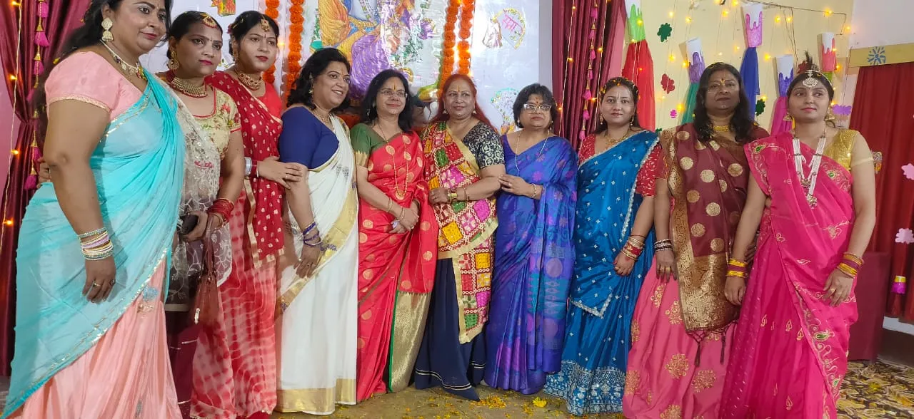 वनिता मण्डल ओबरा ने फूलों की होली से मनाई गोपियों संग होली