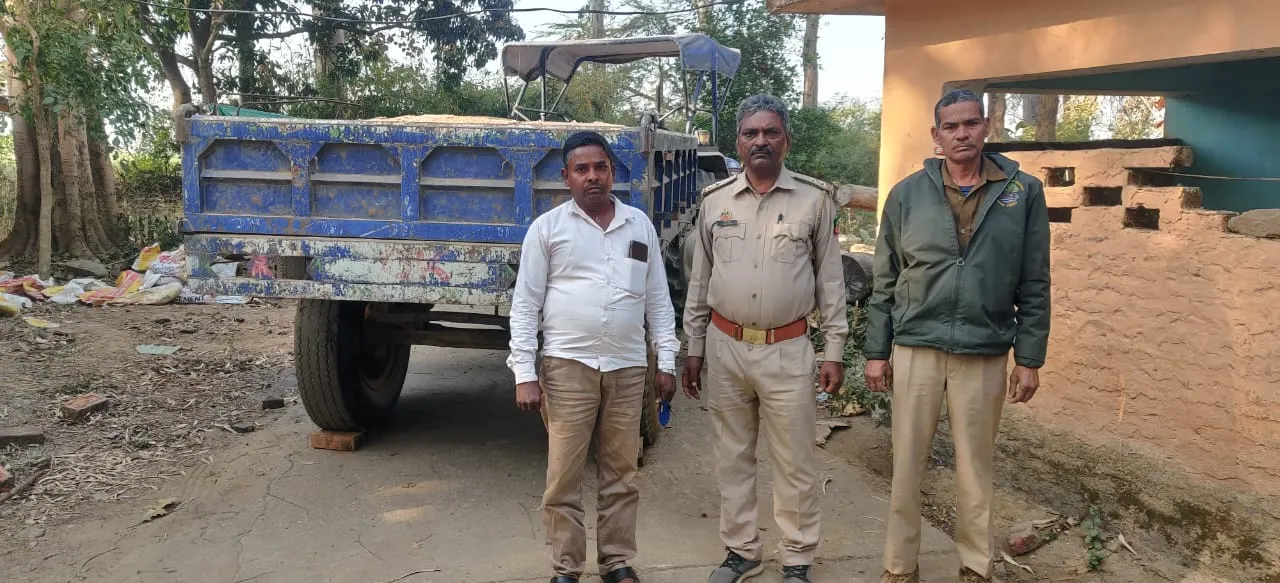 बालू का अवैध परिवहन करते ट्रैक्टर धराया, खनन माफियाओं में  अफरा- तफरी