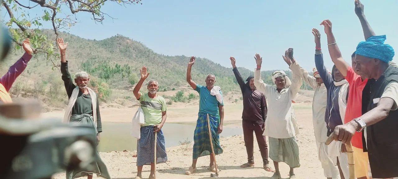 कोन वन रेंज में माफियाओं का कहर,  लोगों ने किया वन विभाग के खिलाफ जोरदार प्रदर्शन,  किया कार्रवाई की मांग