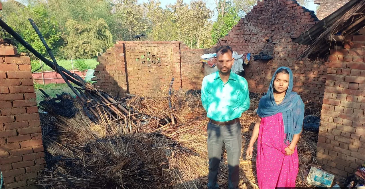 अज्ञात कारणों से लगी रिहायशी मकान में आग, घर में रखा सारा सामान जल कर हुआ राख 
