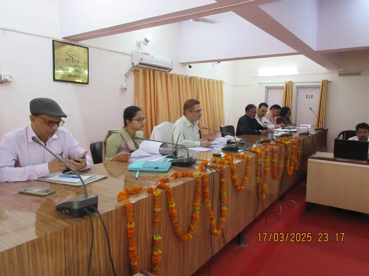 विकास प्राथमिकता वाली योजनाओं की जिलाधिकारी ने सी0एम0 डैशबोर्ड के माध्यम से की समीक्षा