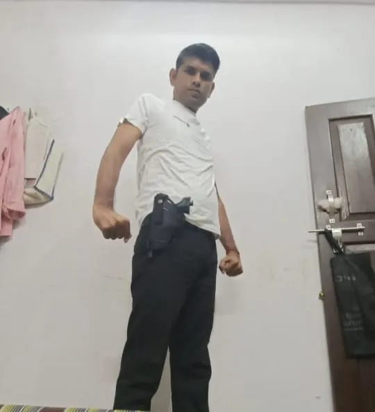  प्रयागराज अवैध असलहे के साथ युवक की फोटो वायरल। पिता ने ही दिया थाने में तहरीर।