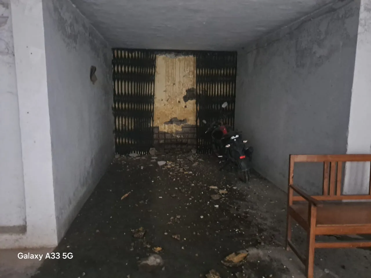 ओबरा तहसील परिसर में आकाशीय बिजली गिरी ,पोर्च  धाराशायी, लोग सहमें