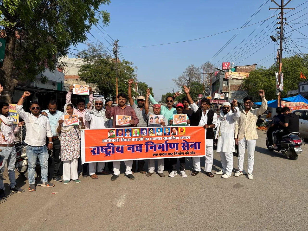 शहीदों के सम्मान में पदयात्रा: चोपन रोड से लेकर नेताजी सुभाष चंद्र बोस चौक तक गूंजे देशभक्ति के नारे