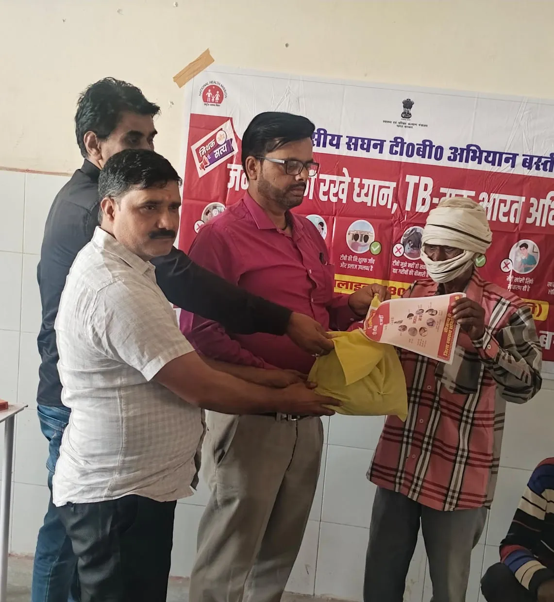 विश्व टीबी दिवस के अवसर पर सामुदायिक स्वास्थ्य केन्द्र हर्रैया में अधीक्षक टीवी मुक्त होगा भारत हमारा। डा बृजेश कुमार शुक्ला