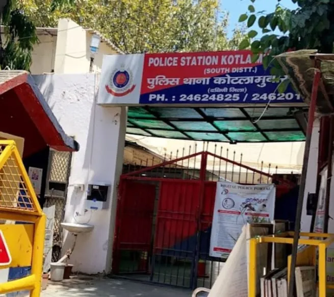थाना कोटला मुबारकपुर, दक्षिण जिले के पुलिस कर्मियों द्वारा मोबाइल फोन, नकदी और ईयरबड लुटेरे गिरफ्तार
