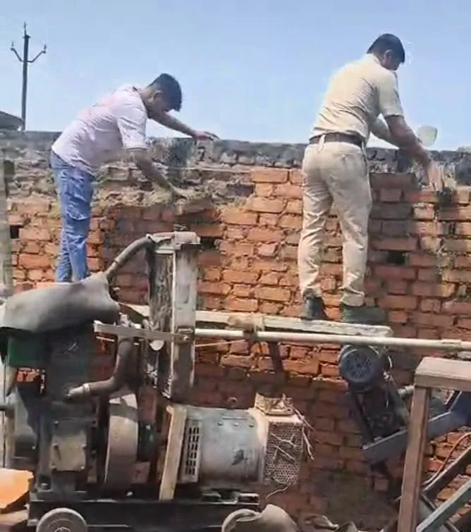 सुरक्षा कर्मियों ने ककरी परियोजना की जमीन पर हो रहे अवैध निर्माण को किया ध्वस्त ।