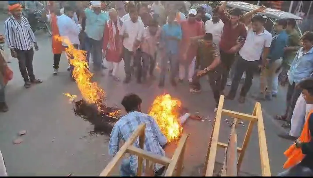 राणा सांगा पर विवादित बयान पर विरोध प्रदर्शन सपा सांसद का पुतला फूंका