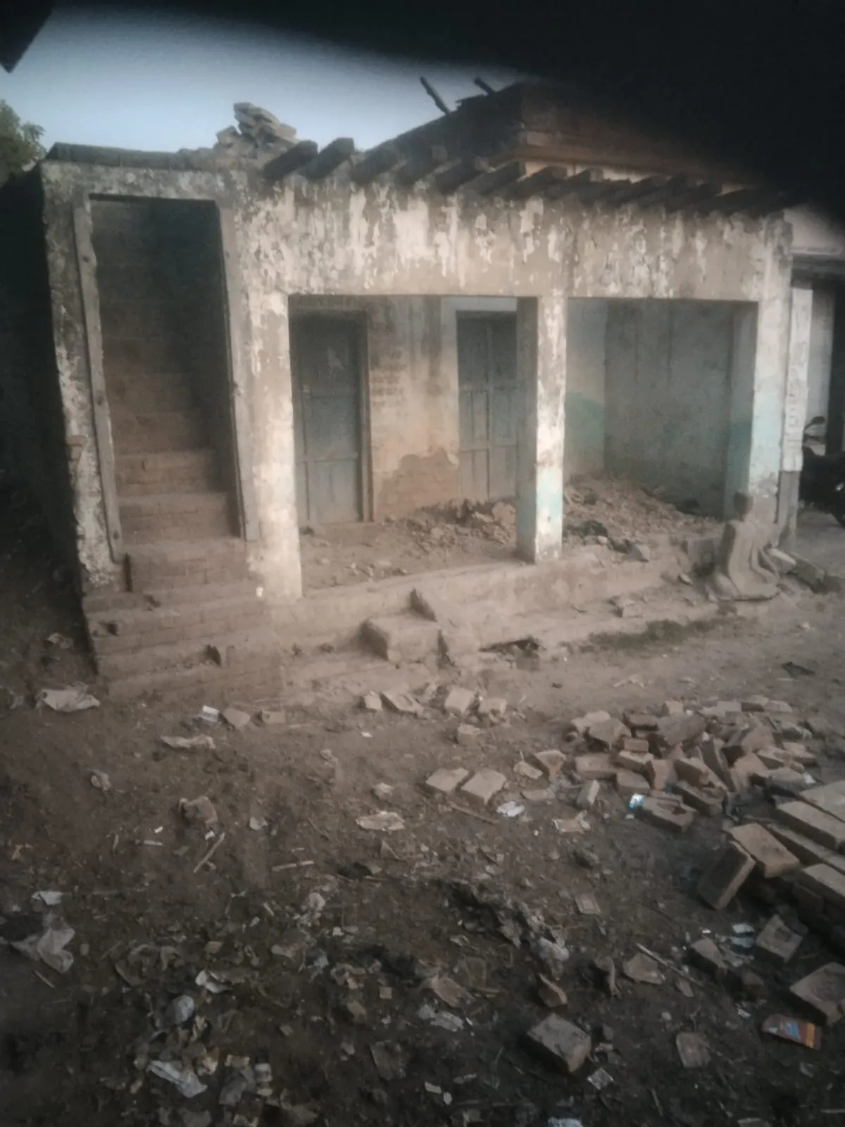 दबंगों ने दलित विधवा की जगह पर कब्जा करने का प्रयास किया 