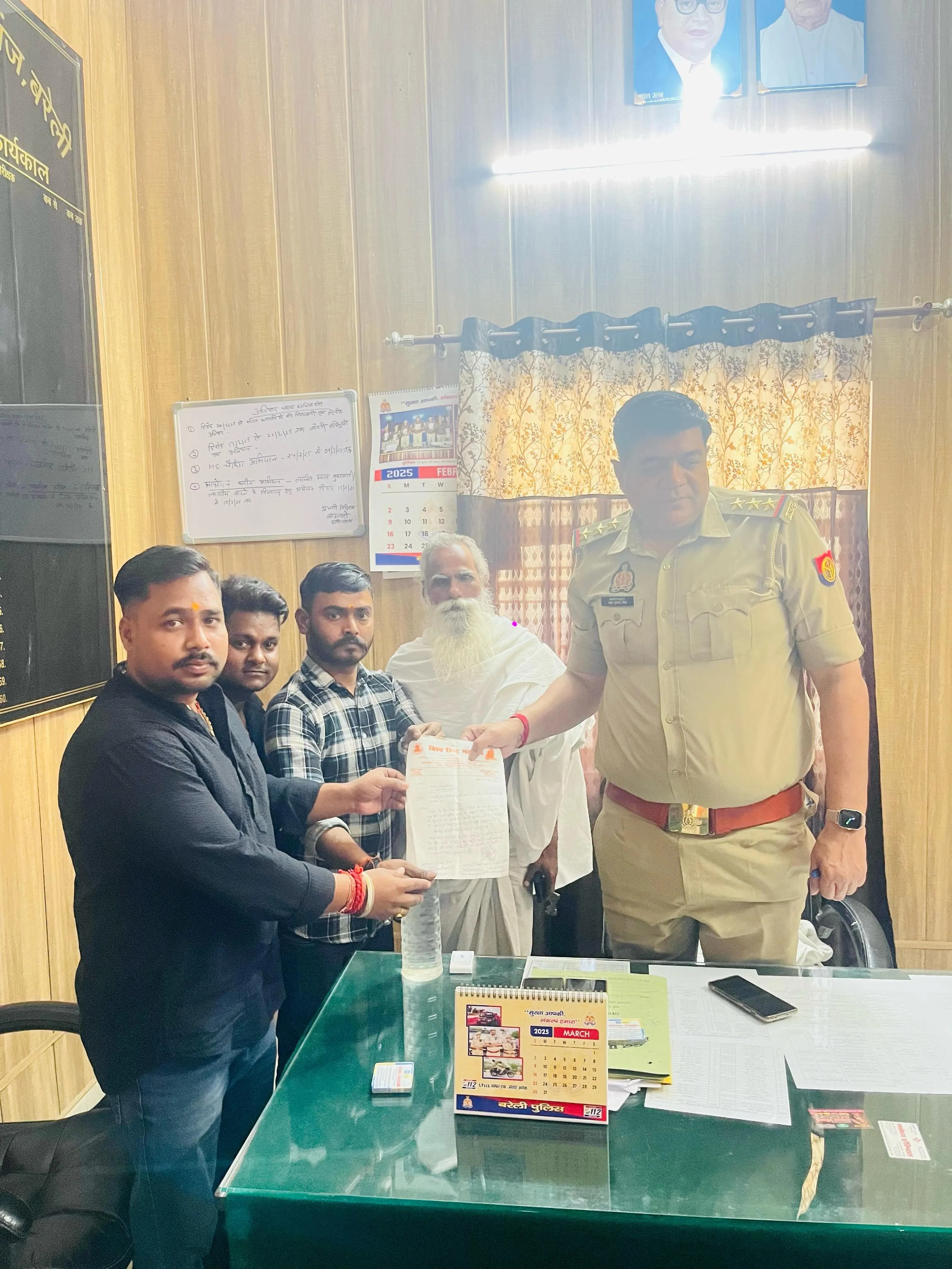 नवरात्रि में मांस-मछली की दुकानें बंद कराने हेतु विश्व हिन्दू महासंघ ने थाना प्रभारी को सौंपा ज्ञापन।