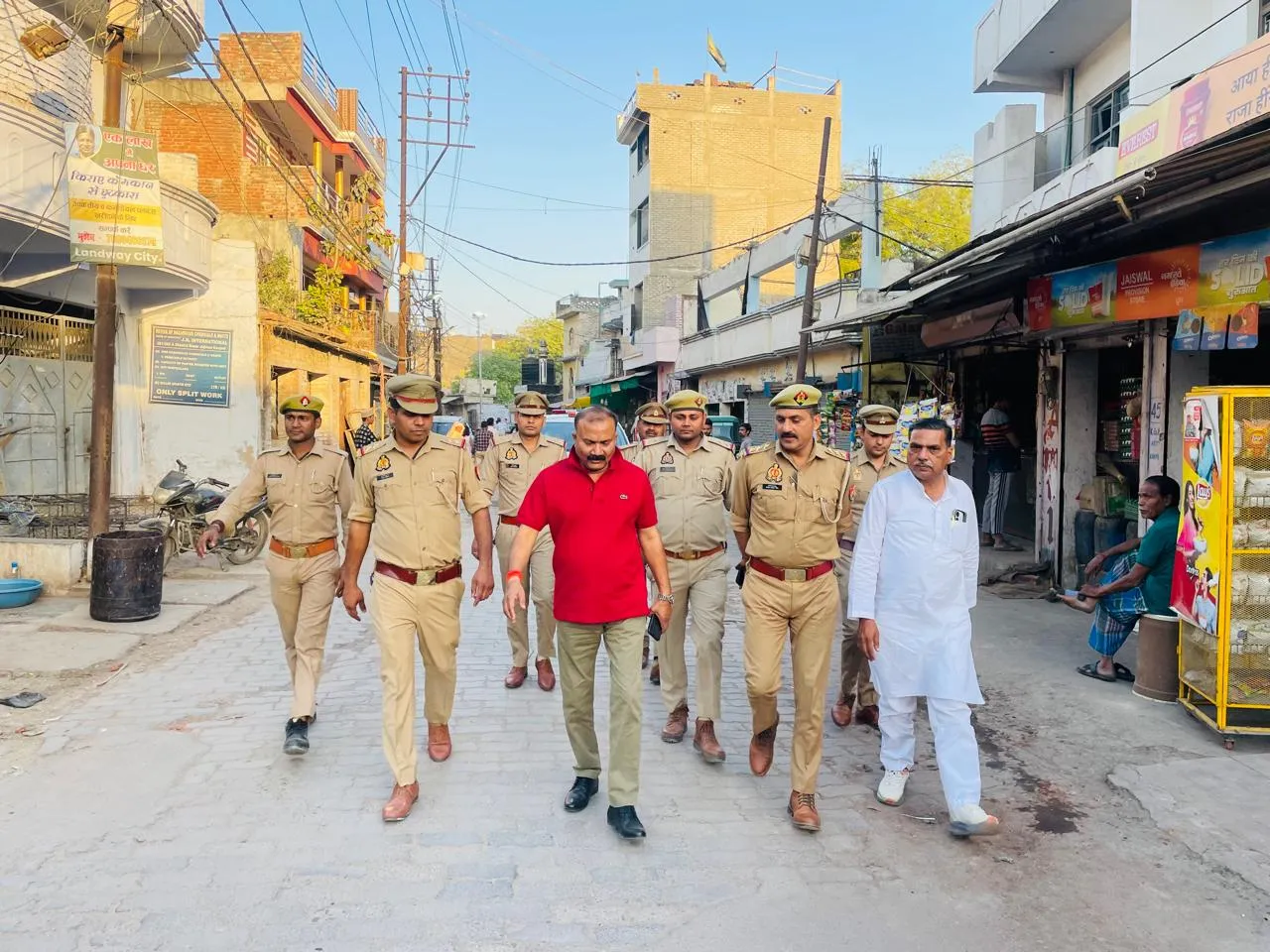 जाजमऊ क्षेत्र में डीसीपी पूर्वी एसके सिंह ने की पैदल गश्त 