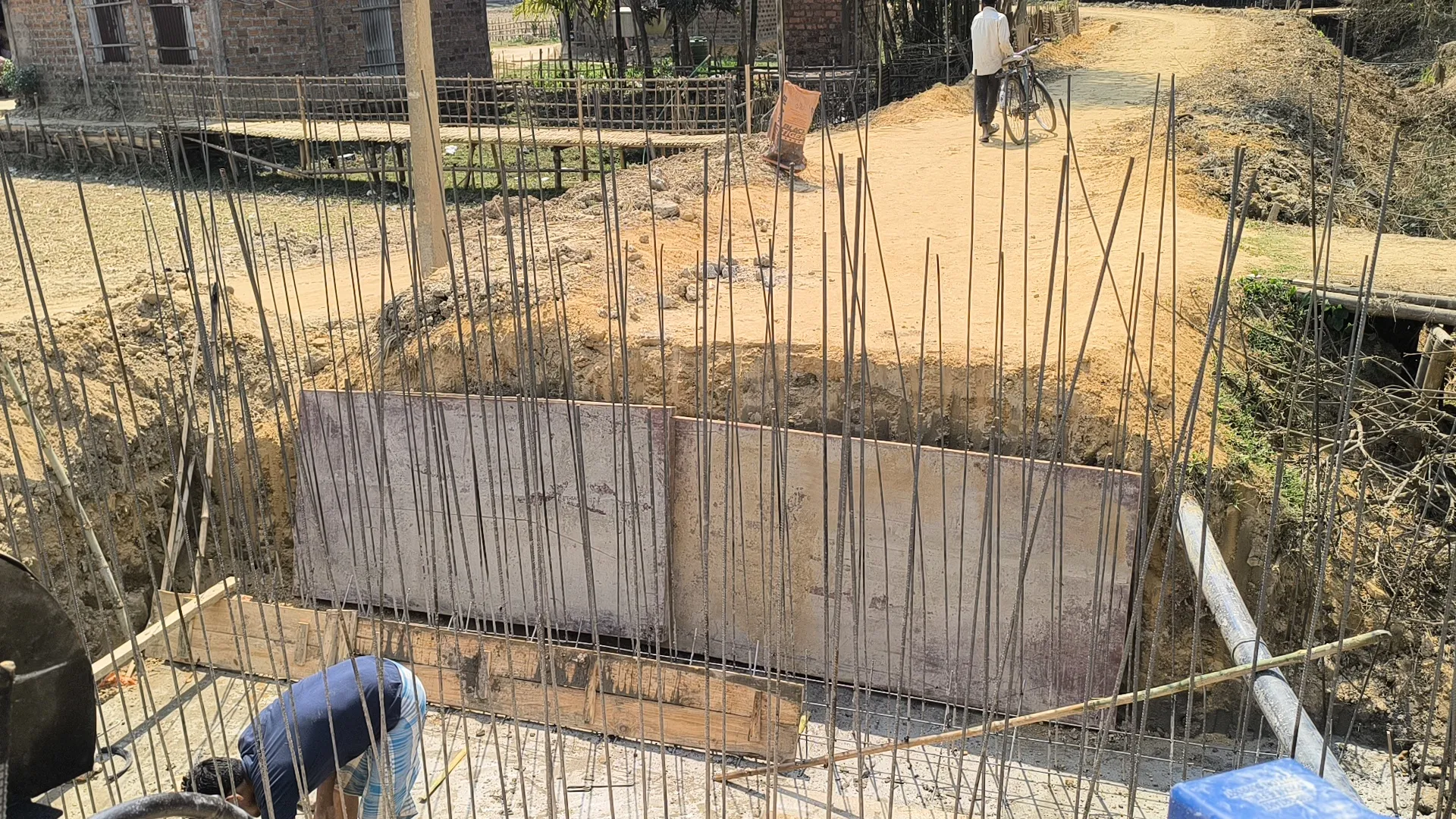 मुख्यमंत्री पकिपथ निर्माण परियोजना के तहत पश्चिम कृष्णानगर में सड़क काम में पुलिया निर्माण में भ्रष्टाचार।