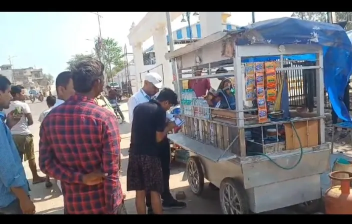 प्रयागराज छिवकी स्टेशन पर गन्दगी फ़ैलाने वालों के विरुद्ध चलाया गया अभियान।