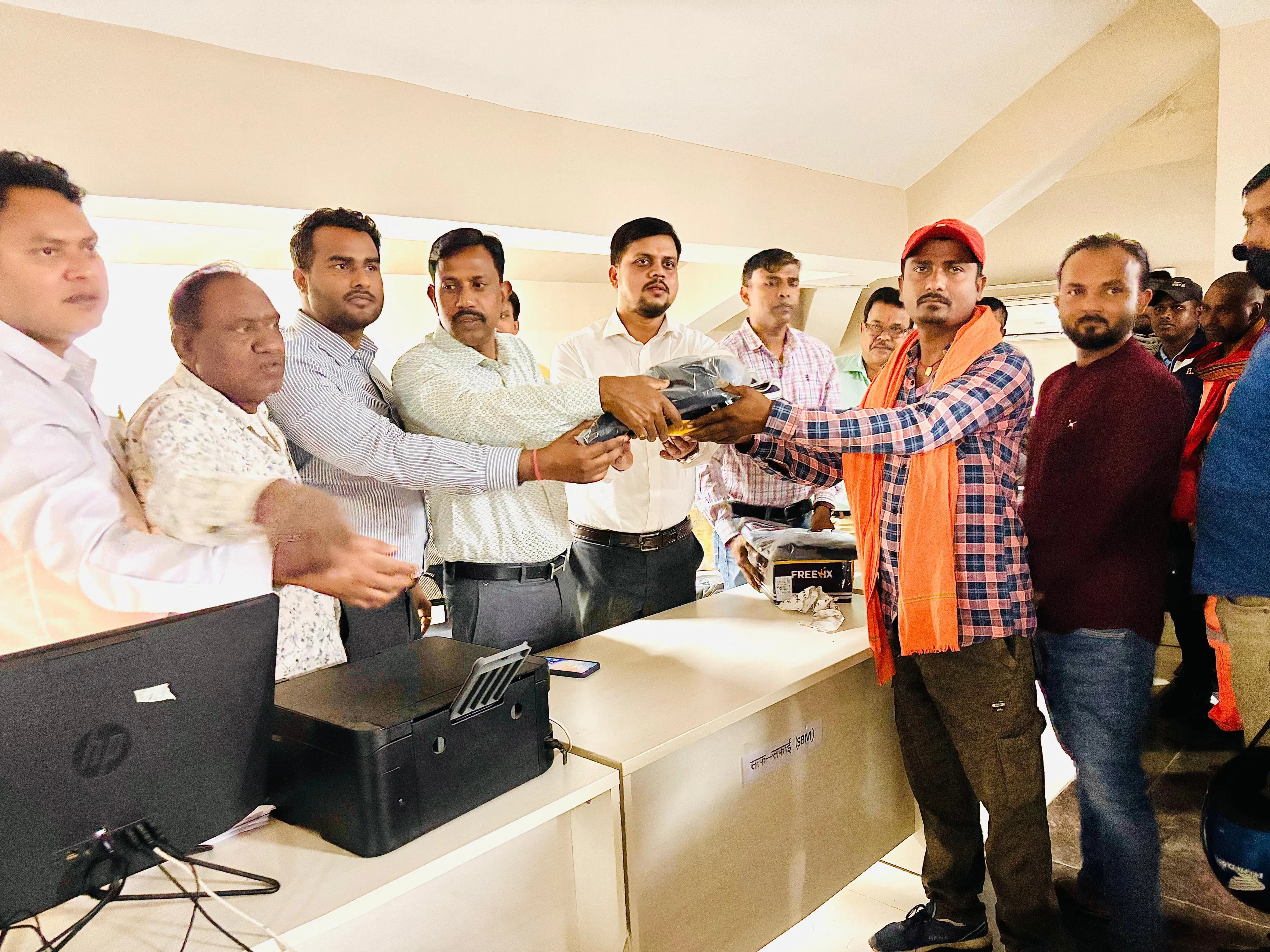 नगर निगम हजारीबाग के सफाई कर्मचारियों को पहली बार मिला ब्रांडेड ट्रैकसूट और जूते