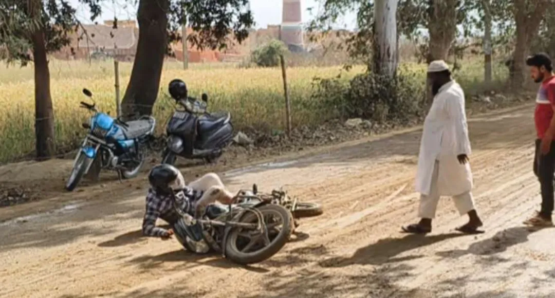खूनी कीचड़: आधे घंटे की बरसात में दर्ज़नों बाइक सवार ज़ख्मी, सड़क बनी मौत का फंदा!