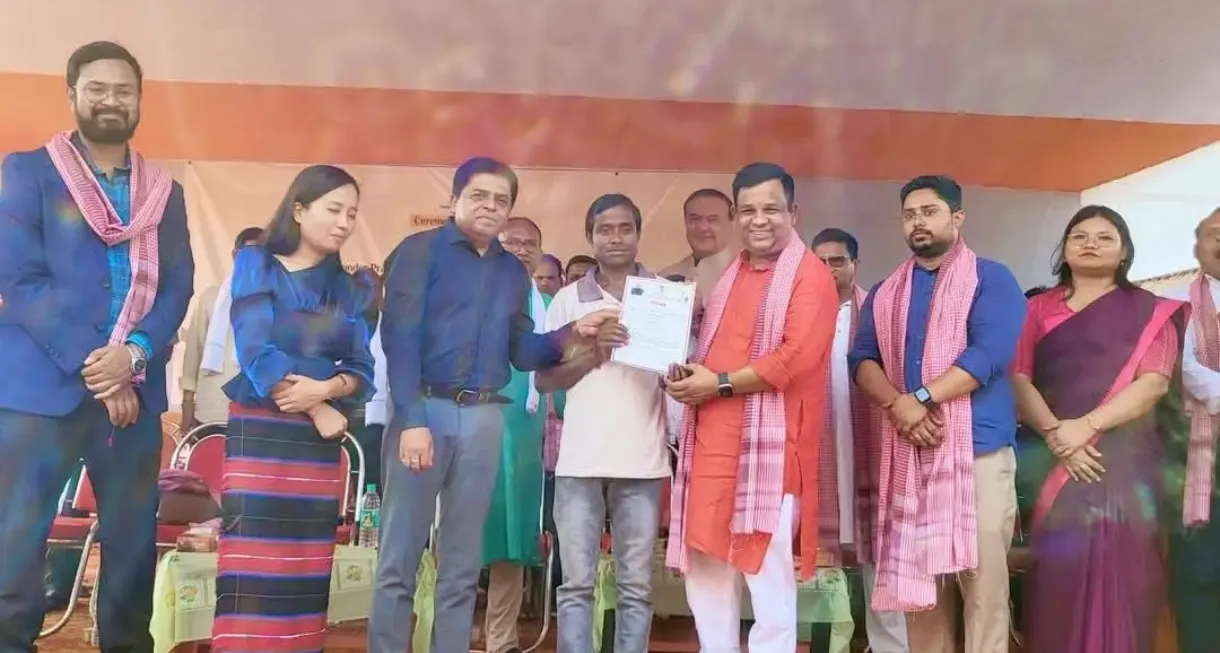 प्रधानमंत्री और असम के मुख्यमंत्री की अगुवाई में गरीबी रेखा के गरीबों के लिए आवास सुनिश्चित करने के लिए एक बड़ा कदम।