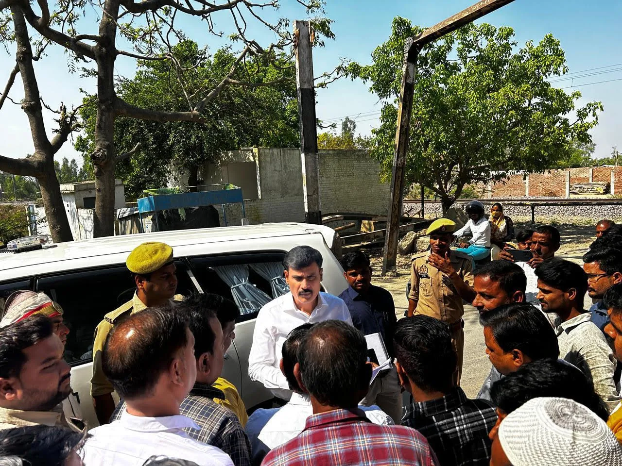 लखनऊ-पलिया हाइवे NH-731 पर स्थित बालामऊ जँ-कानपुर ब्रांच लाइन पर बनी रेलवे क्रासिंग को बन्द करने के बजाय यथावत रखने की मांग