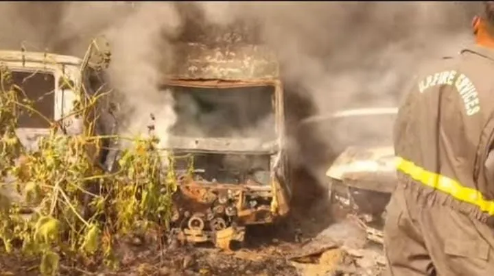 सर्विस सेंटर में भीषण आग, 5 एम्बुलेंस जलकर राख