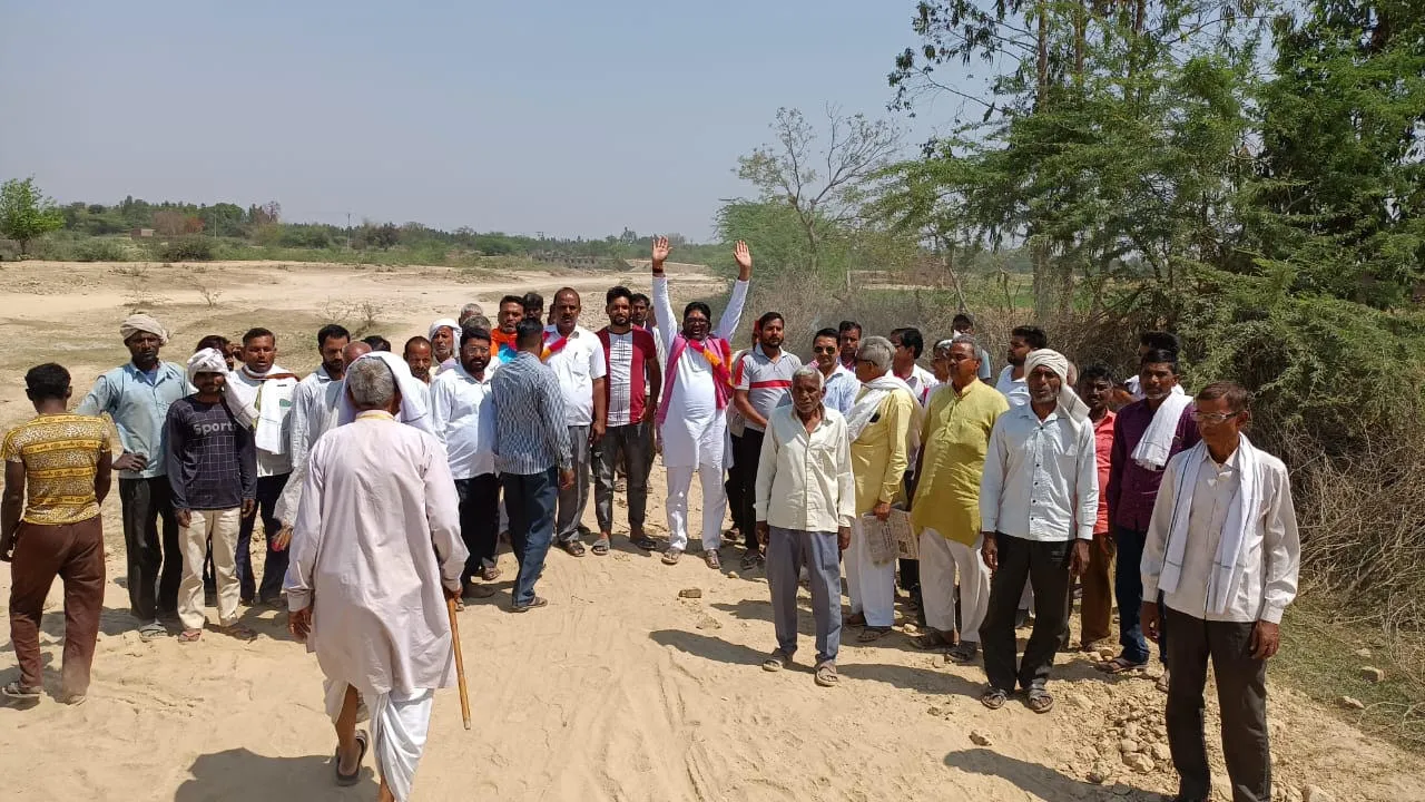 आधे अधूरे सड़क निर्माण से पछोहा क्षेत्र के क्षेत्रवासी असंतुष्ट जनसमूह द्वारा धरना प्रदर्शन