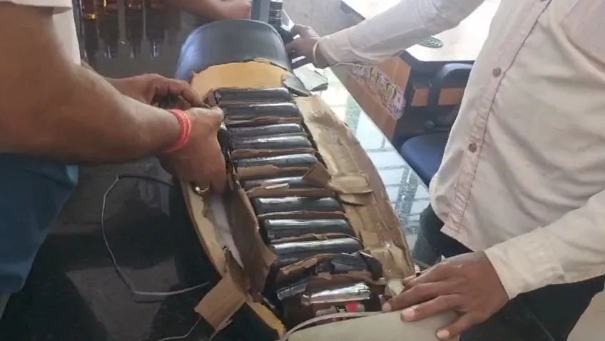 टक्कर के बाद बाइक से निकली शराब, लोगों की भीड़ देख पुलिस ने जब्त की बोतलें