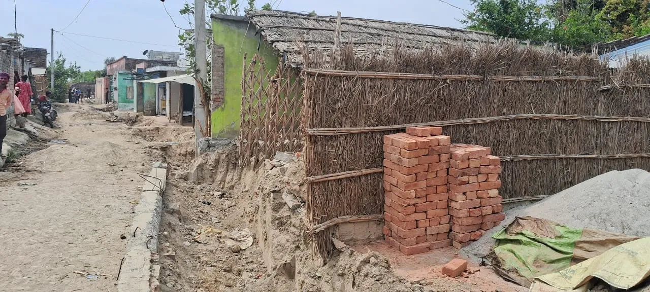 नाली निर्माण के नाम पर प्रधान पति ने गिरवा दी दीवार
