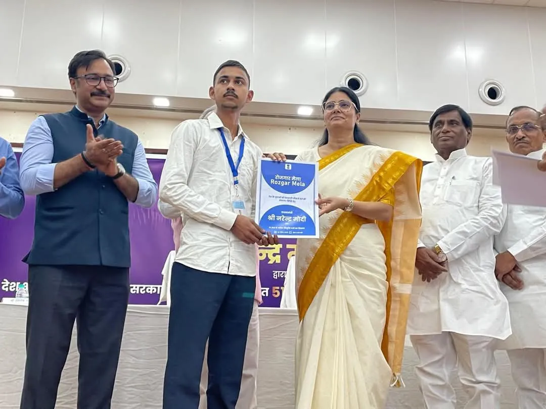 केन्द्रीय राज्यमंत्री ने कार्यक्रम में 25 व कुल 125 अभ्यर्थिंयों को नियुक्ति पत्र का किया गया वितरण।