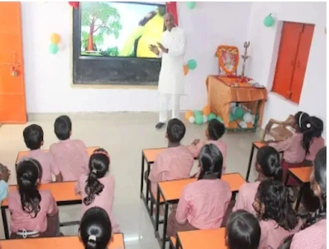 विधायक करछना ने स्मार्ट क्लास में बच्चों को पढ़ाया!