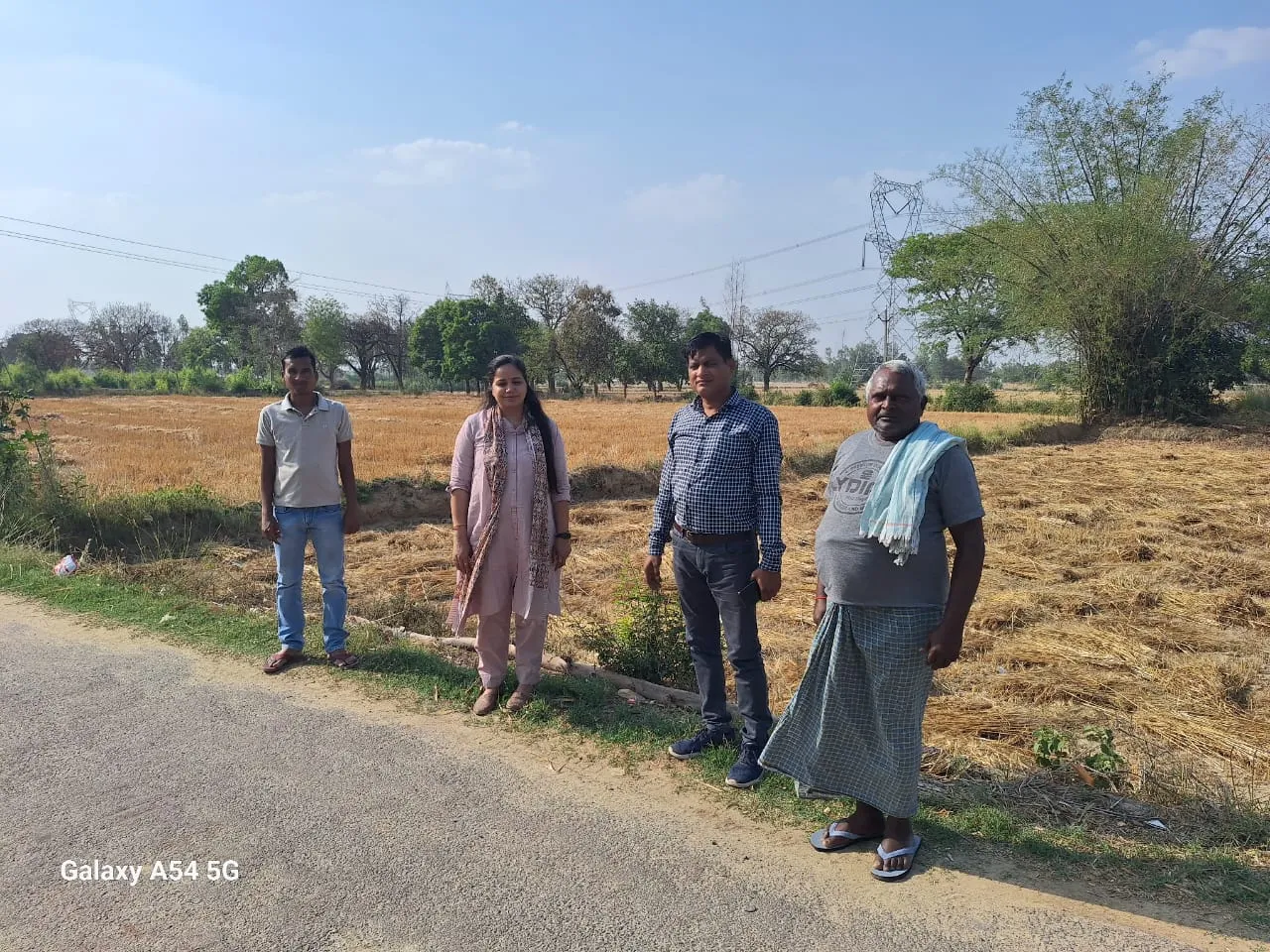 गेहूं की खरीद को लेकर खेतों में जाकर किसानों से संपर्क कर रहे अधिकारी