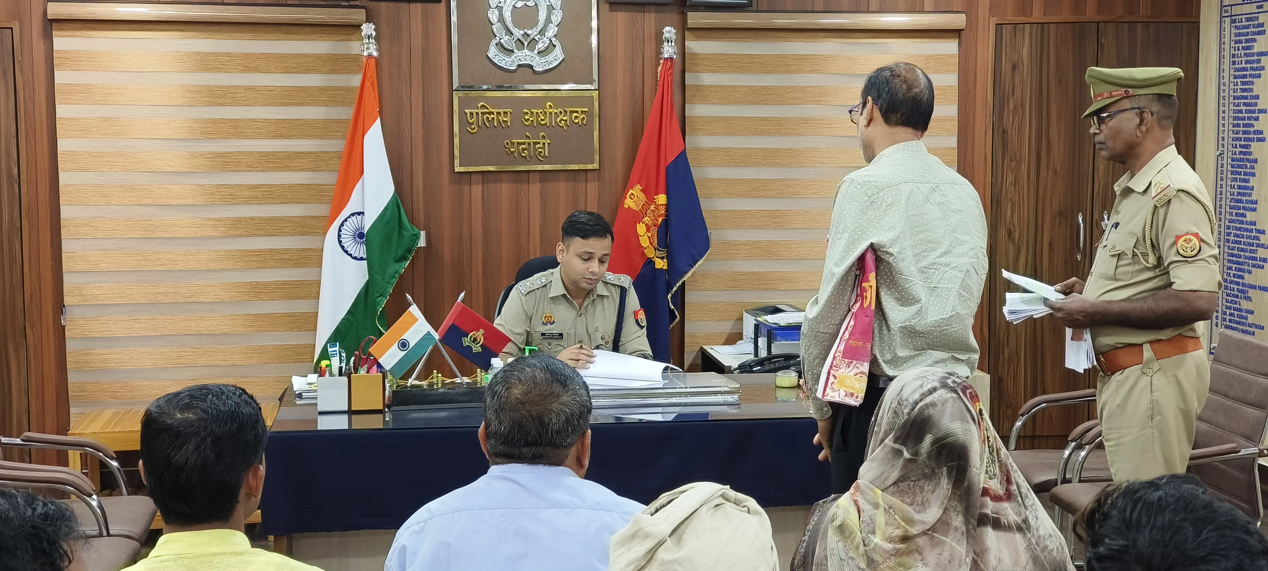 अभिमन्यु मांगलिक, पुलिस अधीक्षक भदोही व श्री शुभम अग्रवाल अपर पुलिस अधीक्षक भदोही द्वारा प्रतिदिन की भांति जनता दर्शन में आए फरियादियों की सुनी गई समस्याएं